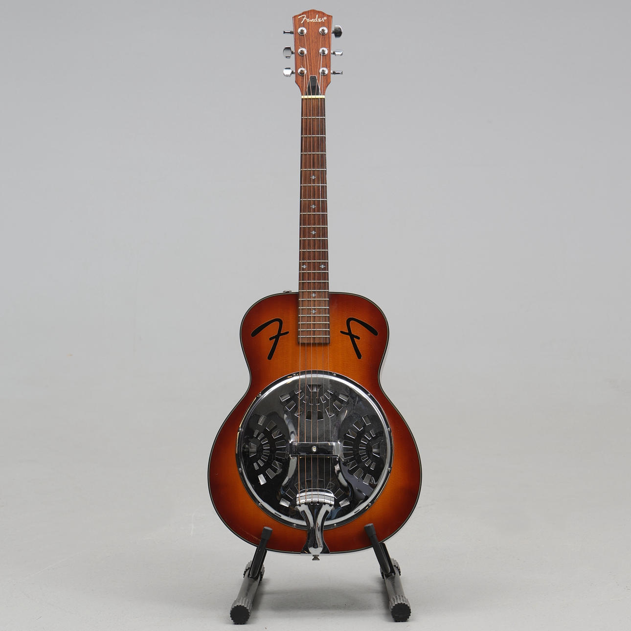 FENDER RESONATOR MED FODRAL.