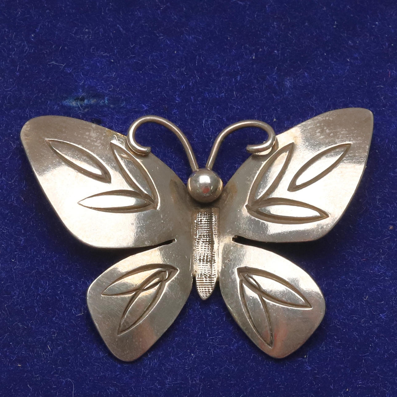 BROSCH, FJÄRIL, SILVER.