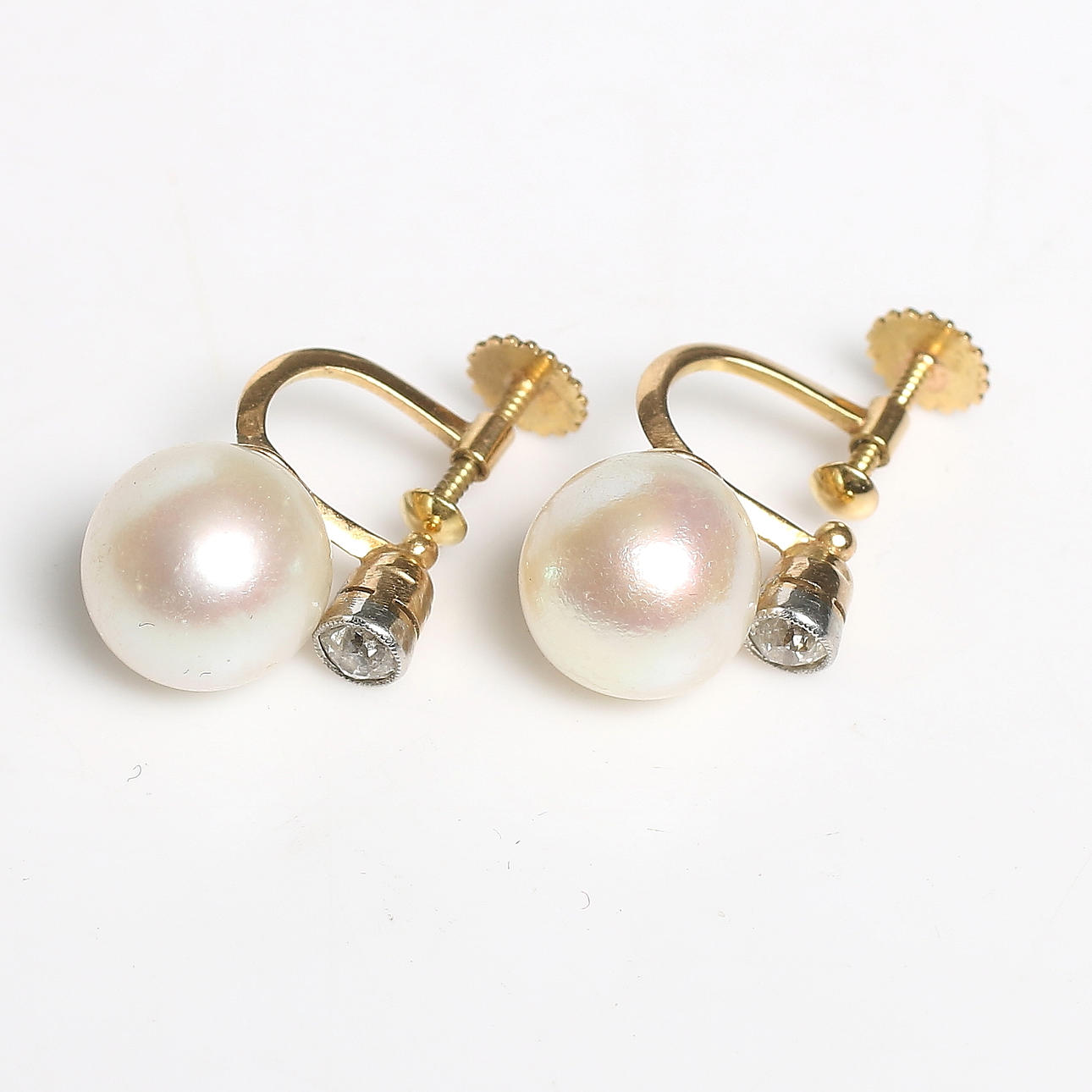 ÖRHÄNGEN, ett par, 18k guld med odlade pärlor och gammelslipade diamanter W/SI totalt 0,2 ct, Sverige, 1900-talets första hälft. Vikt 4,5 gram.