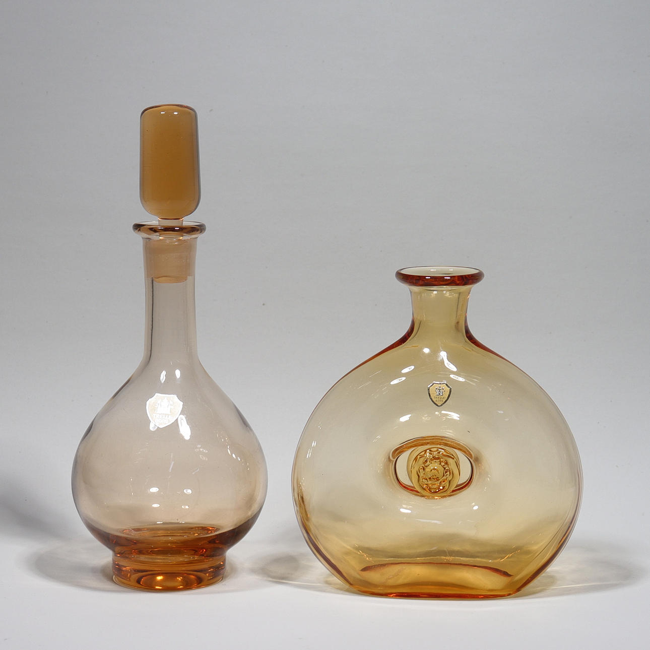 TRELLEBORGS GLASBRUK, karaffer, 1900-talets första hälft, 2 st.