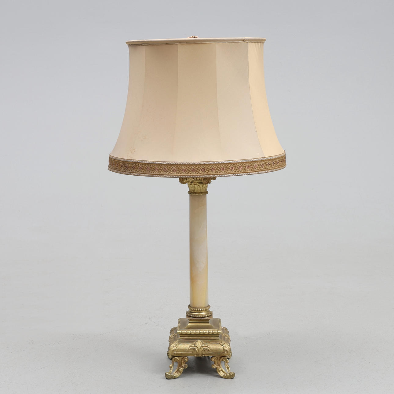 BORDSLAMPA, alabaster/mässing, 1900-tal.