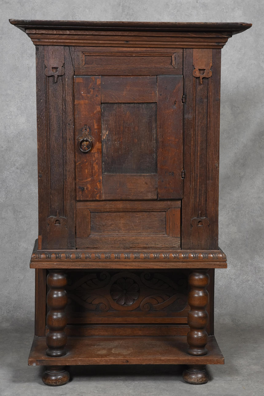 GOLVSKÅP med lönnfack, barock, 1700 tal.