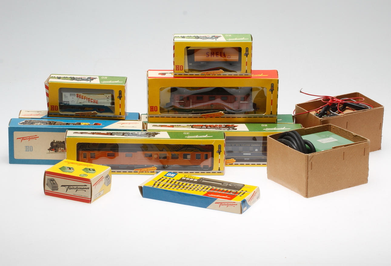 MODELLJÄRNVÄG med lok och vagnar, Fleischmann, Tyskland.