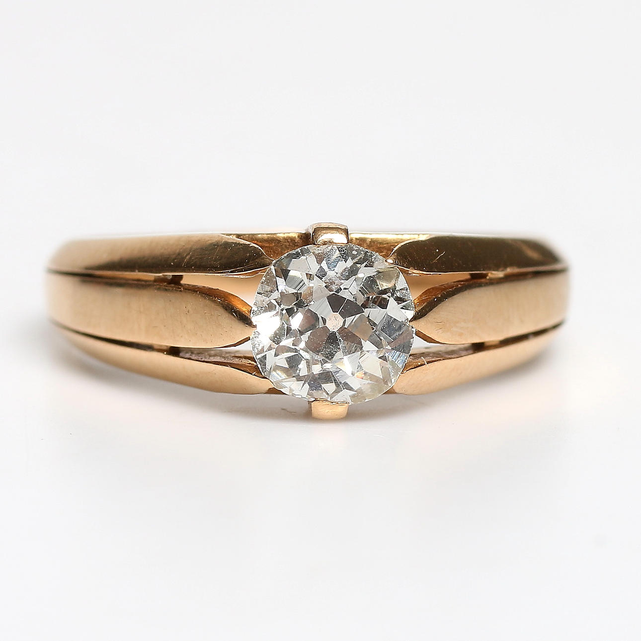 ENSTENSRING 18k guld med gammalslipad diamant W/SI1 ca 0,7 ct. Vikt 4,5 gram.