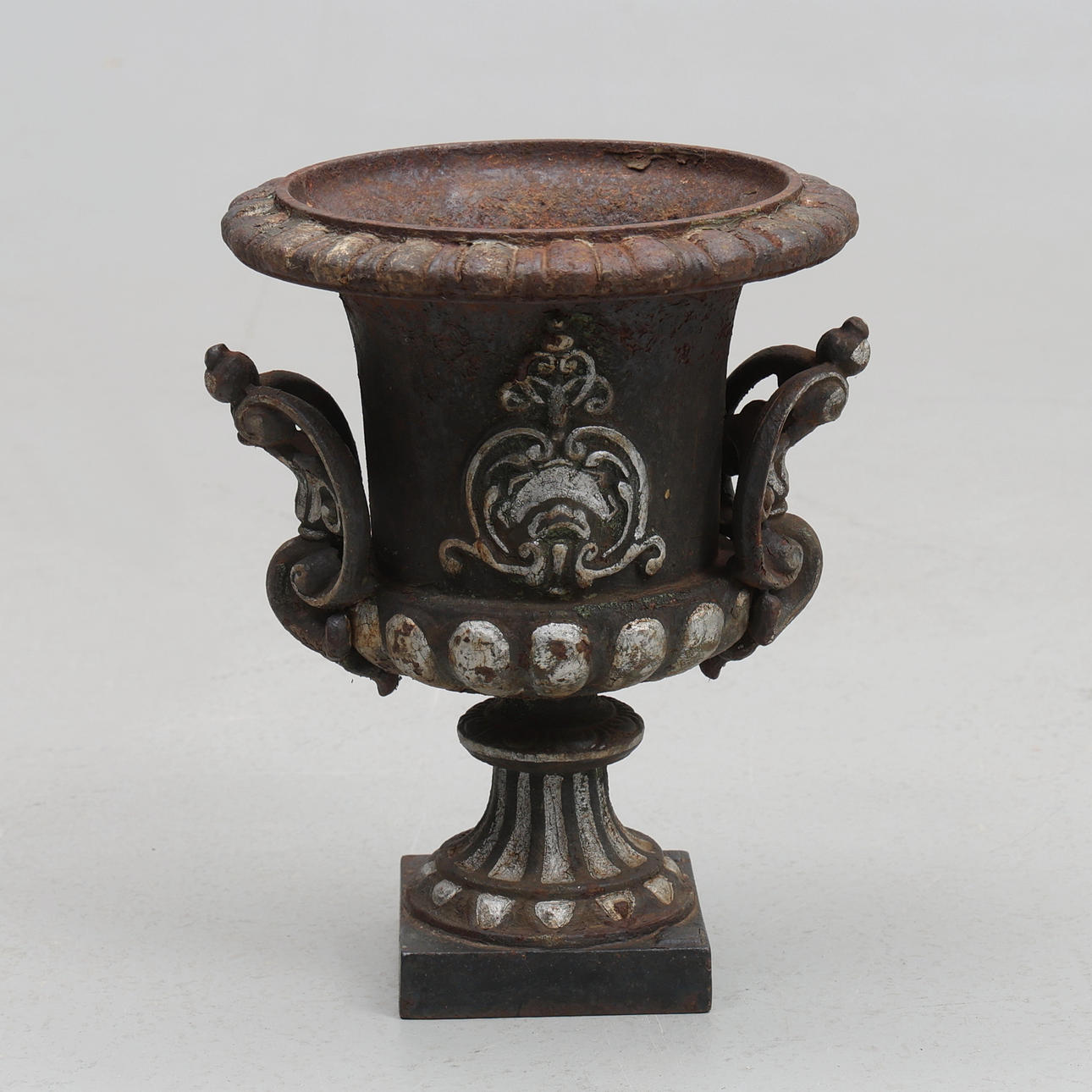 URNA , gjutjärn. 1800-1900-tal.