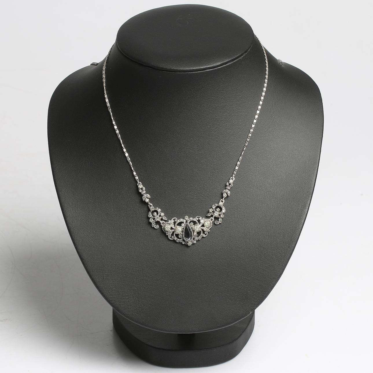 COLLIER, silver med hematit och ljusgröna stenar, 1900-talets första hälft.