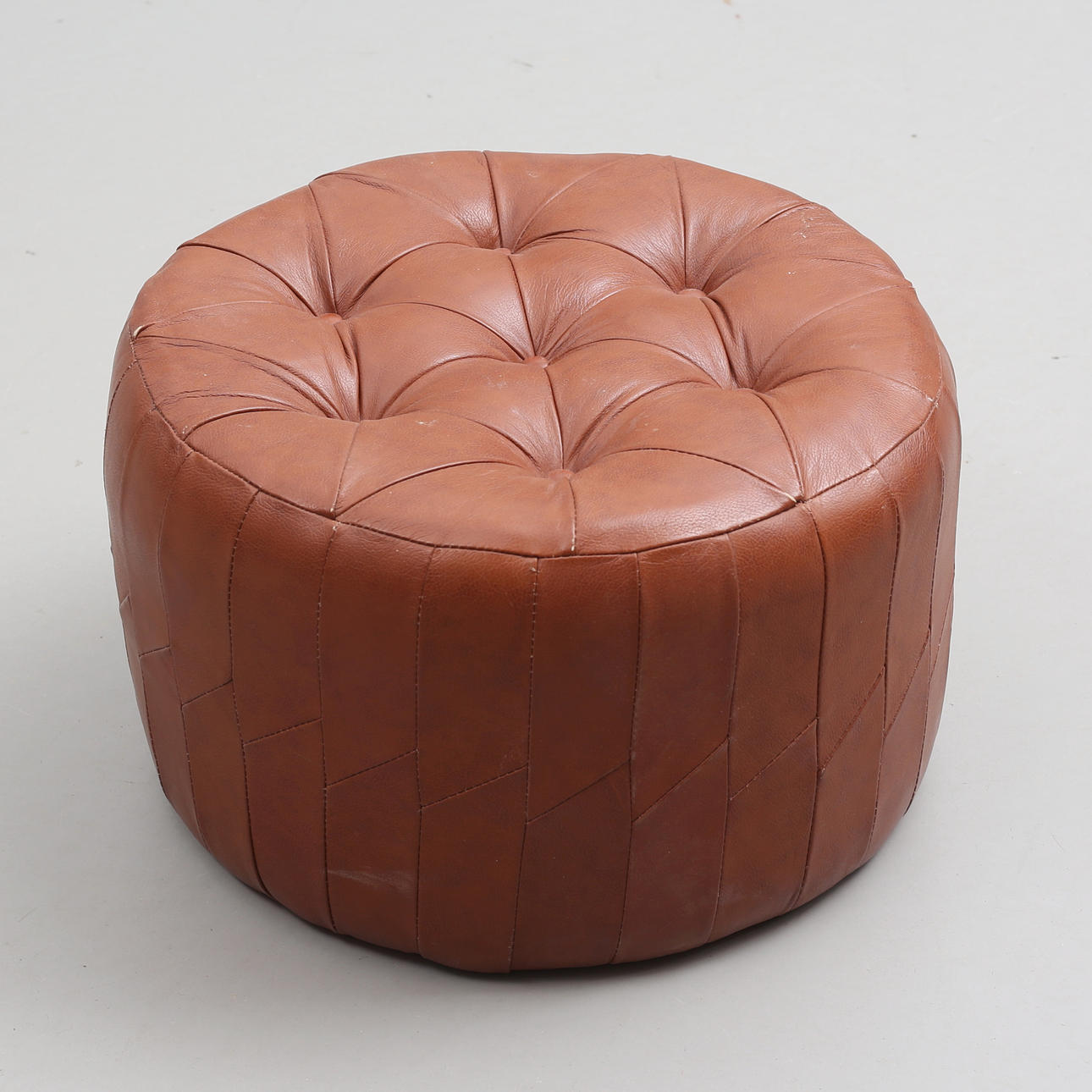 SITTPUFF, läder, 1900-talets andra hälft.