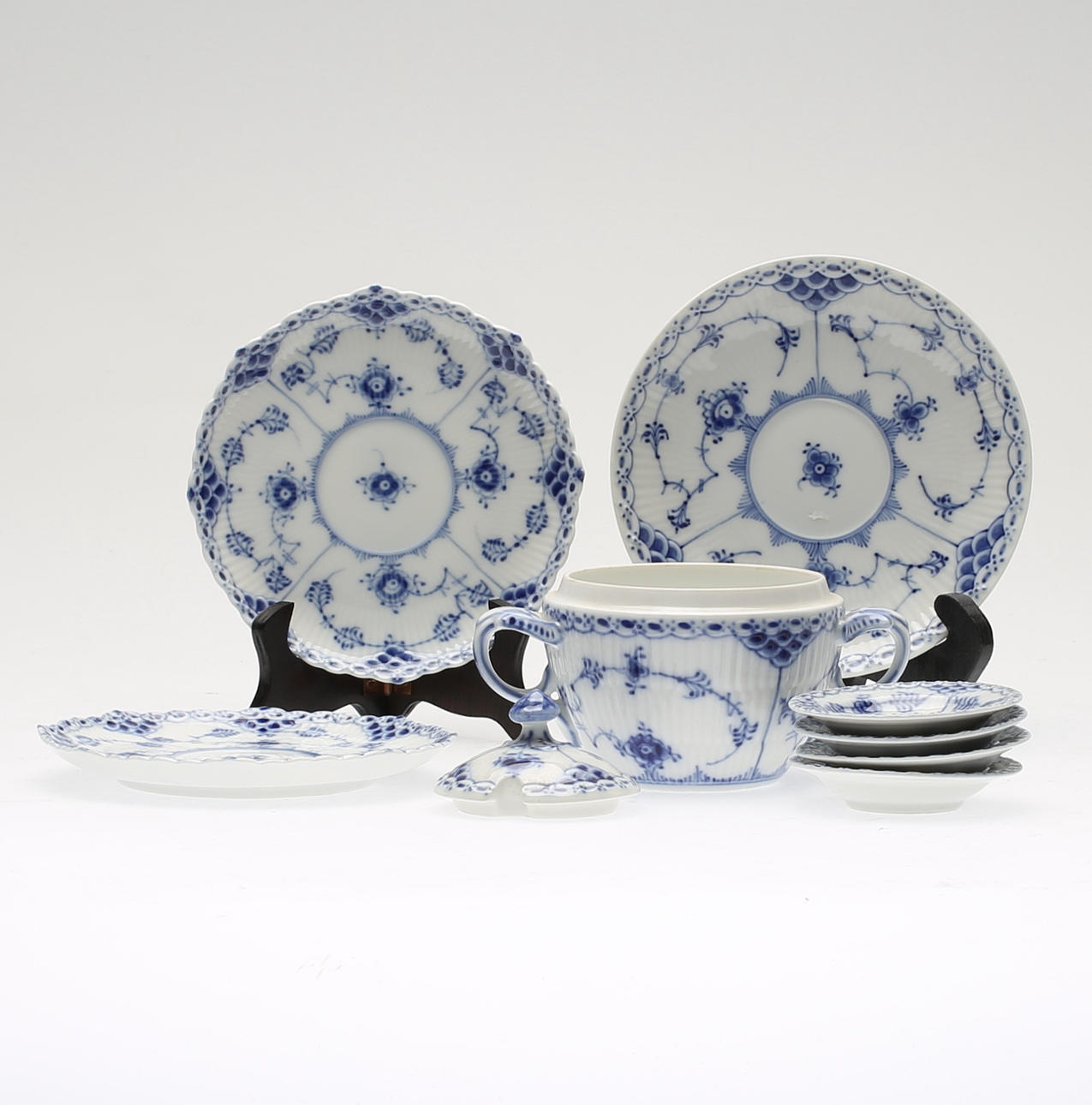 SERVISDELAR, 9 delar, Musselmalet, halvblond, Royal Copenhagen, Danmark.