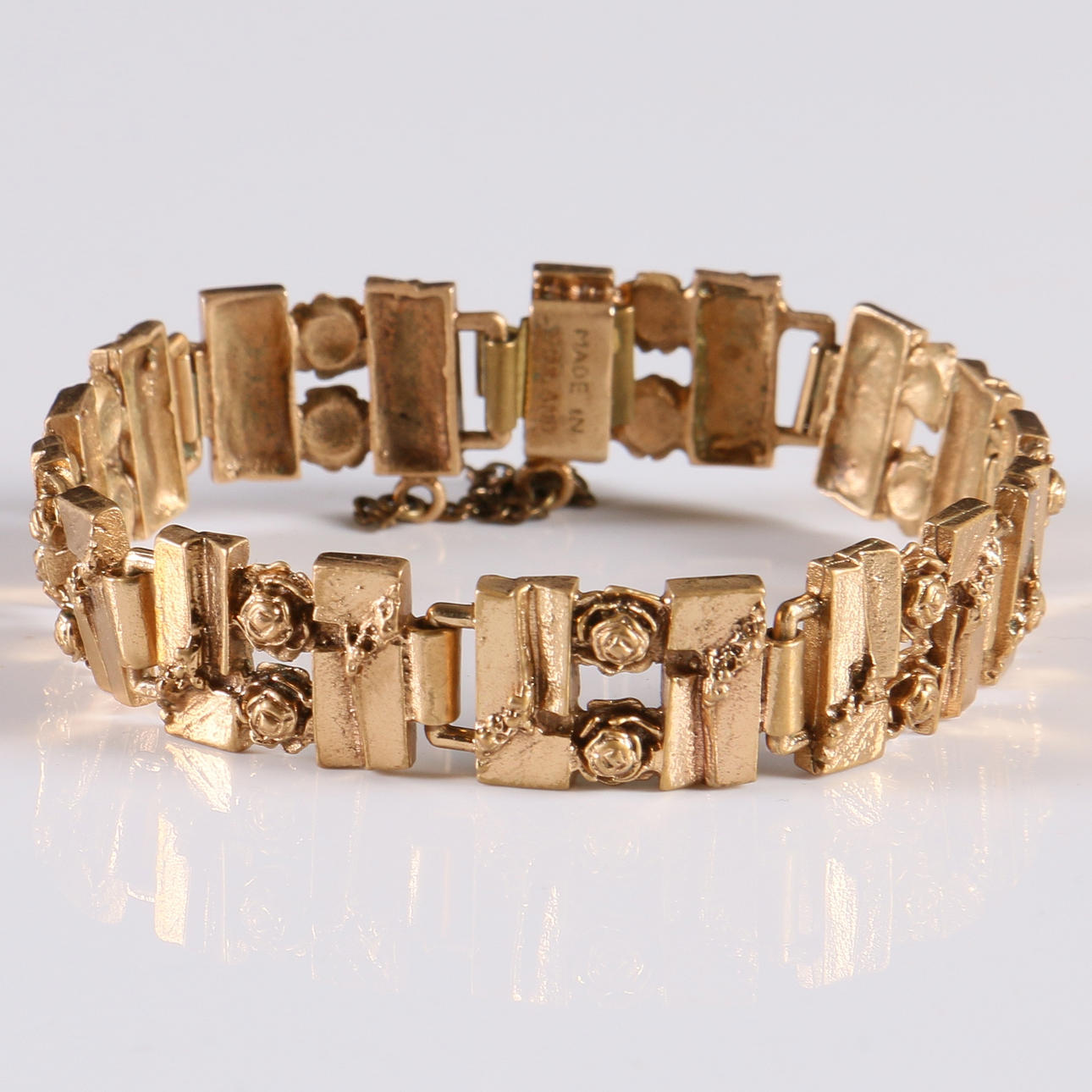 ARMBAND, brons, Finland, 1900-talets andra hälft.