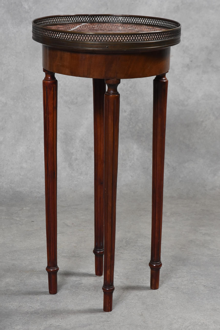 BORD med, marmorskiva, gallerkant, gustaviansk stil, 1900 tal.