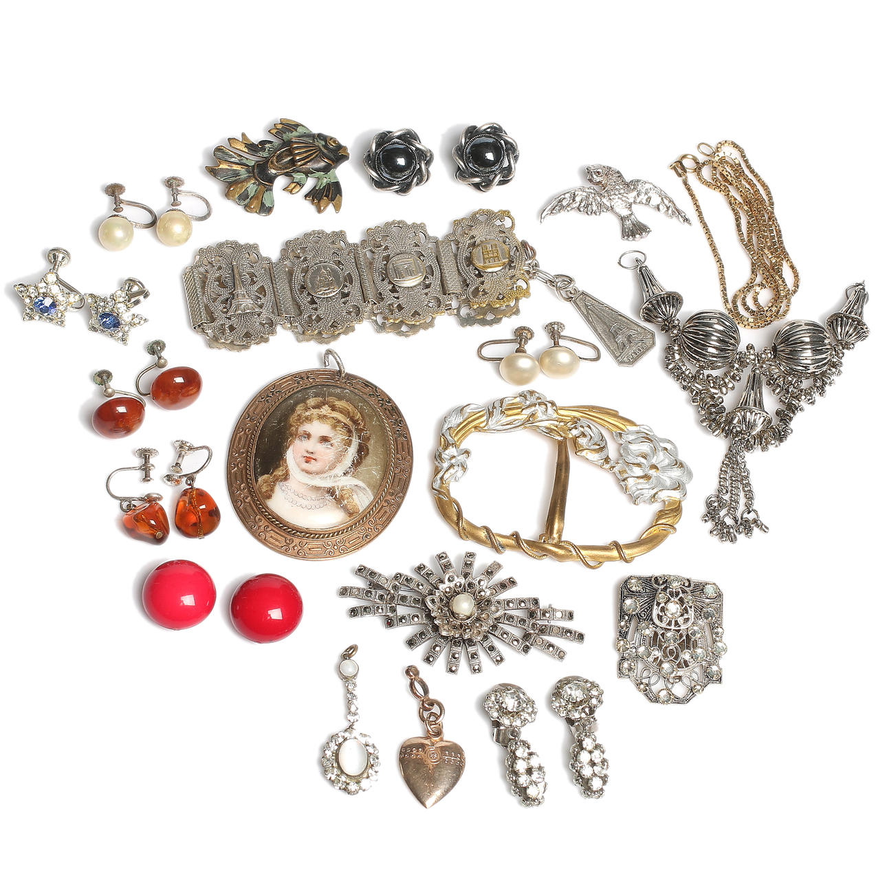 BIJOUTERIER, mestadels 1900-talets första hälft.