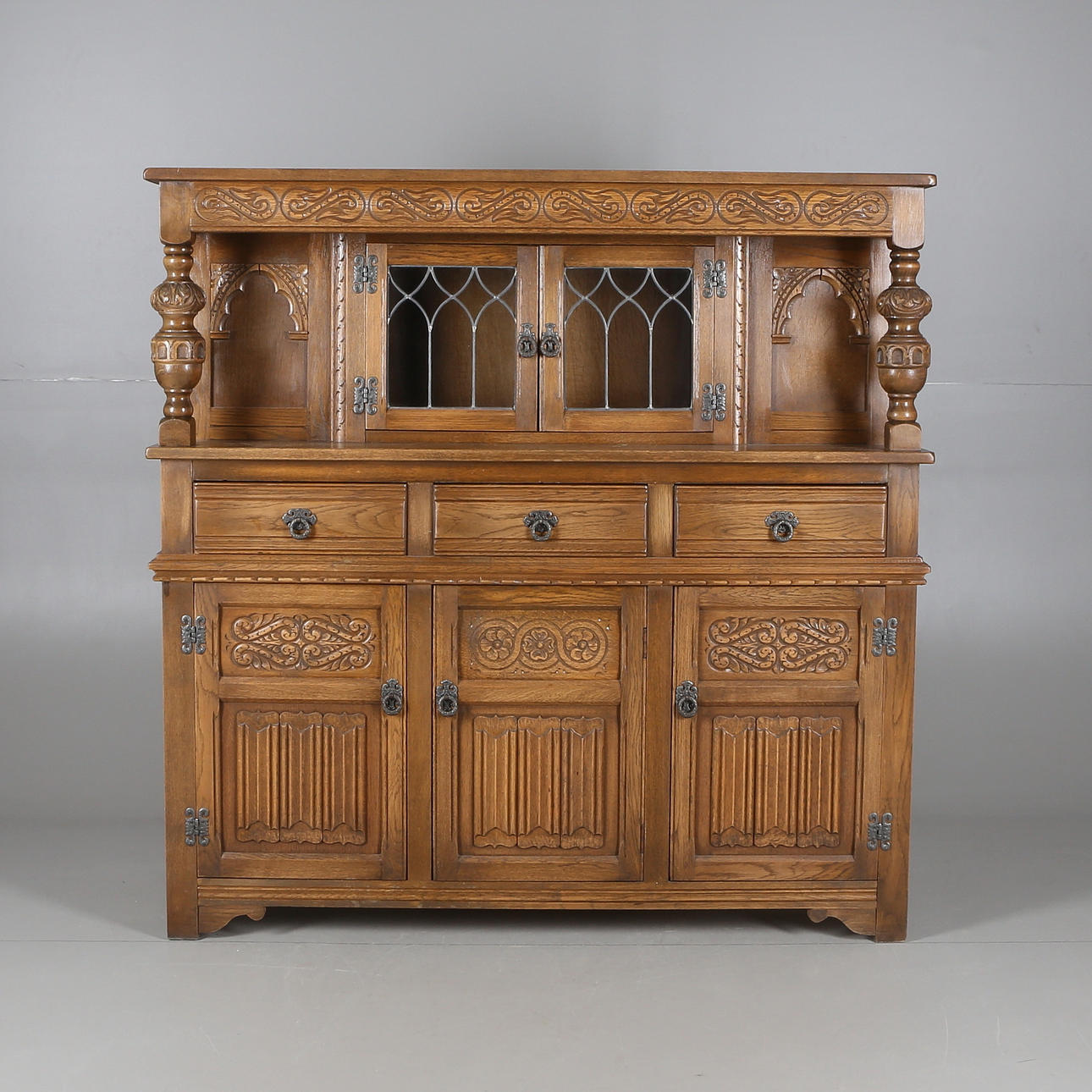 SKÅP, "Court Cupboard",Old Charm Furniture, Wood Bros, England, 1900-talets senare del.