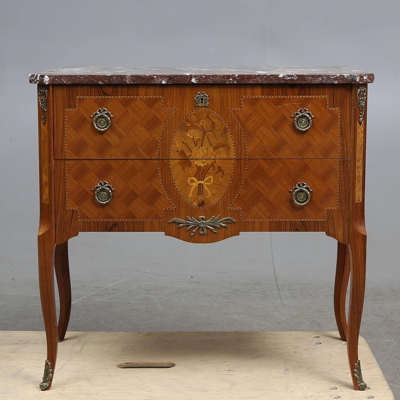 BYRÅ, rokokostil, så kallad Hauptbyrå, 1900-tal.