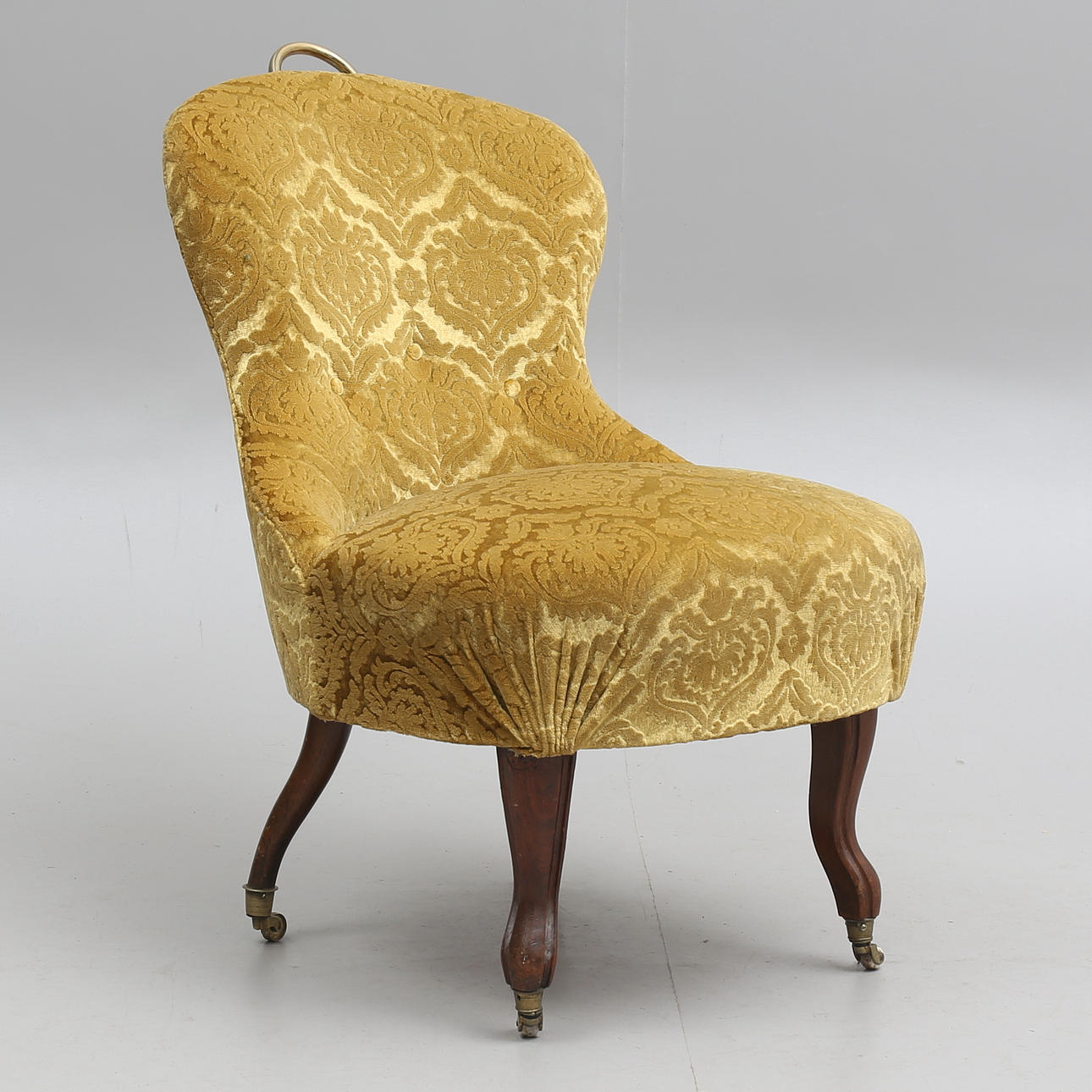 EMMAFÅTÖLJ, med hjul och mässingsdetaljer, omkring 1900-talets mitt.