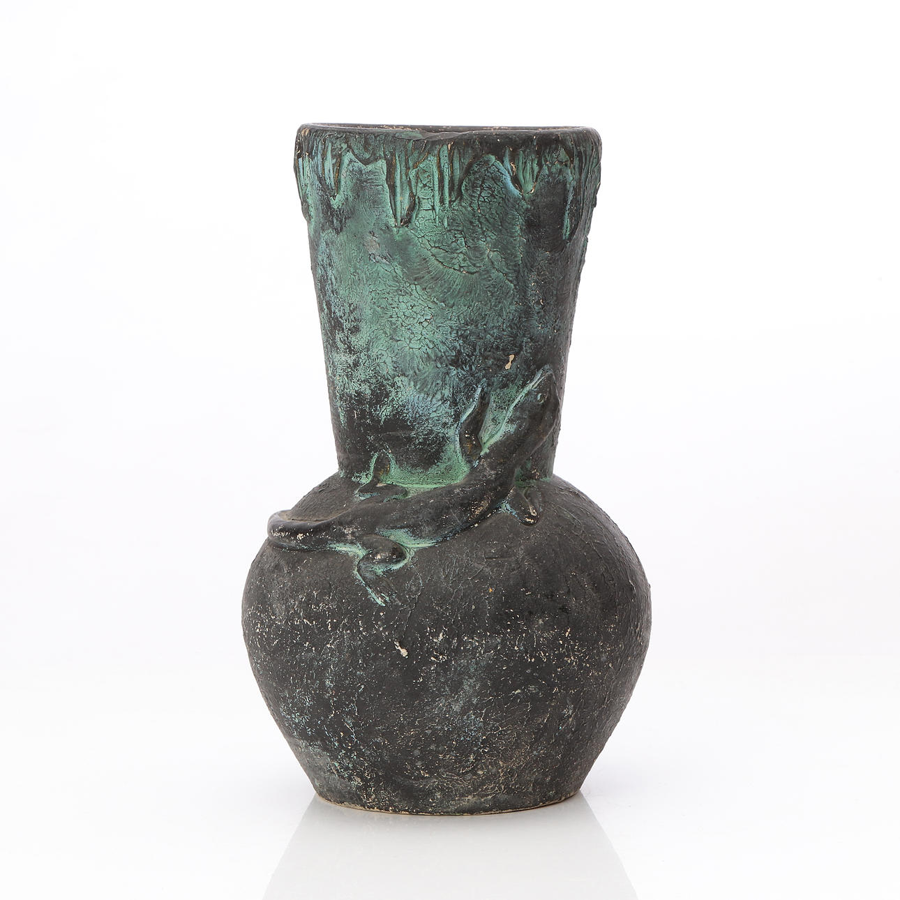 VASE. Painted earthenware. Decorated with a lizard. 19th/20th century. Unsigned, likely Ystad.