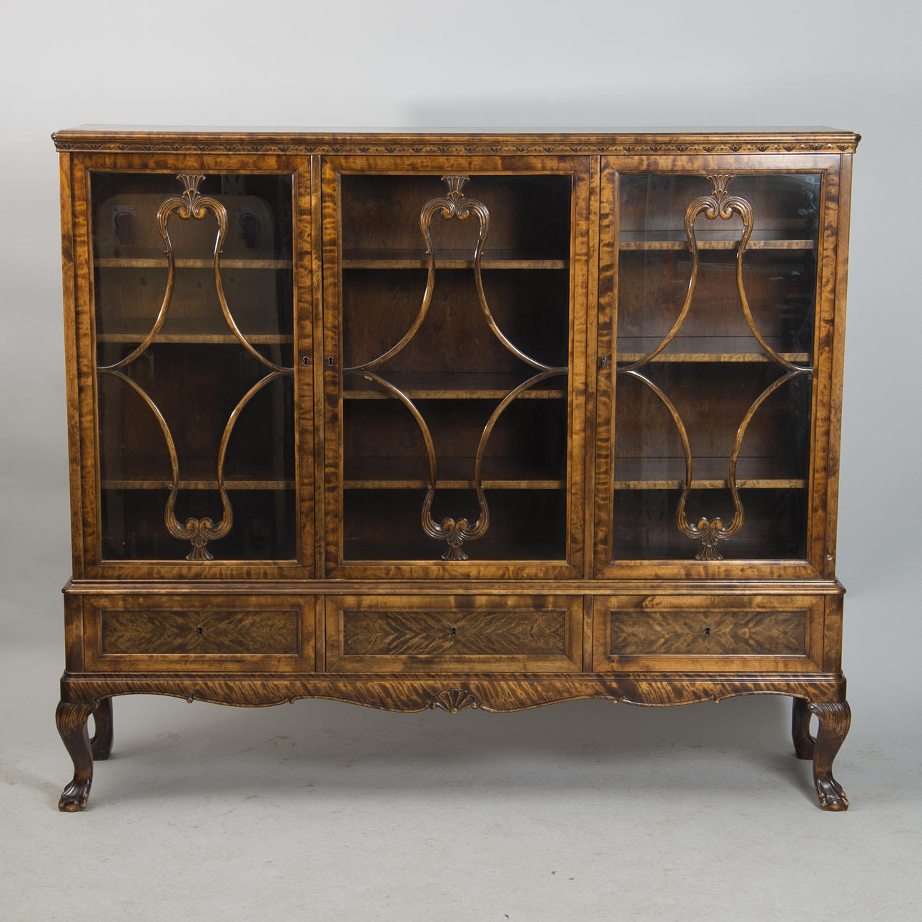 BOKSKÅP, bonad björk, chippendalstil.