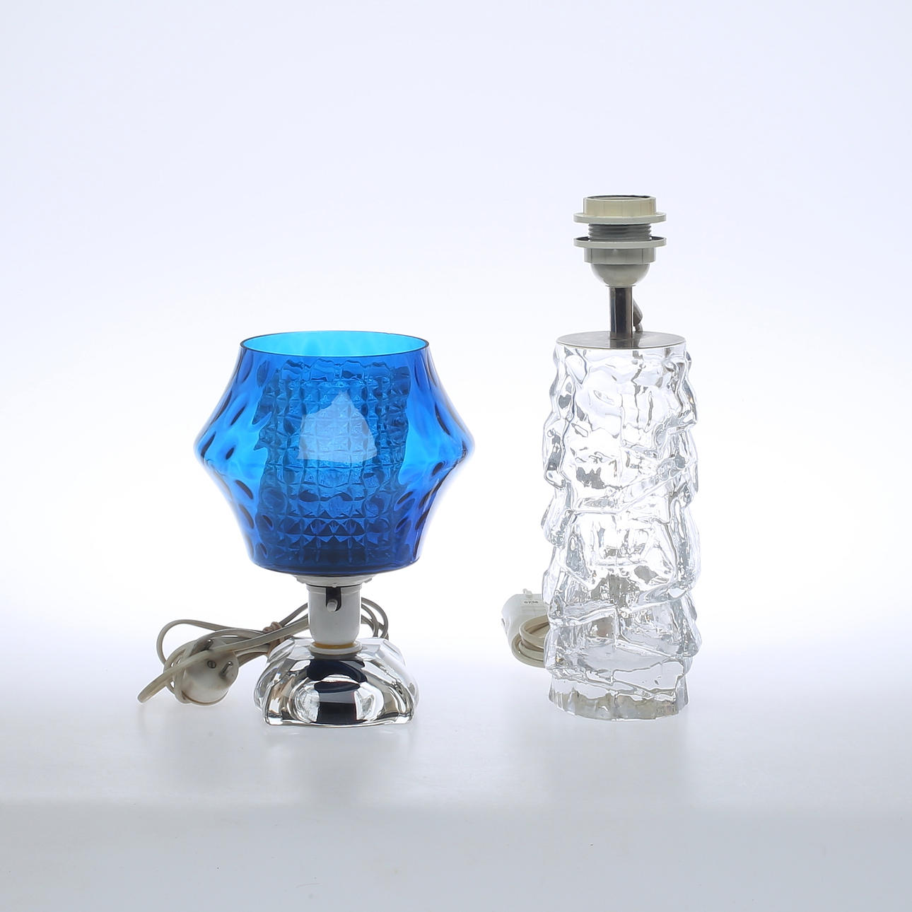 BORDSLAMPOR, 2 st, glas, Reijmyre och Leek, 1900-tal.