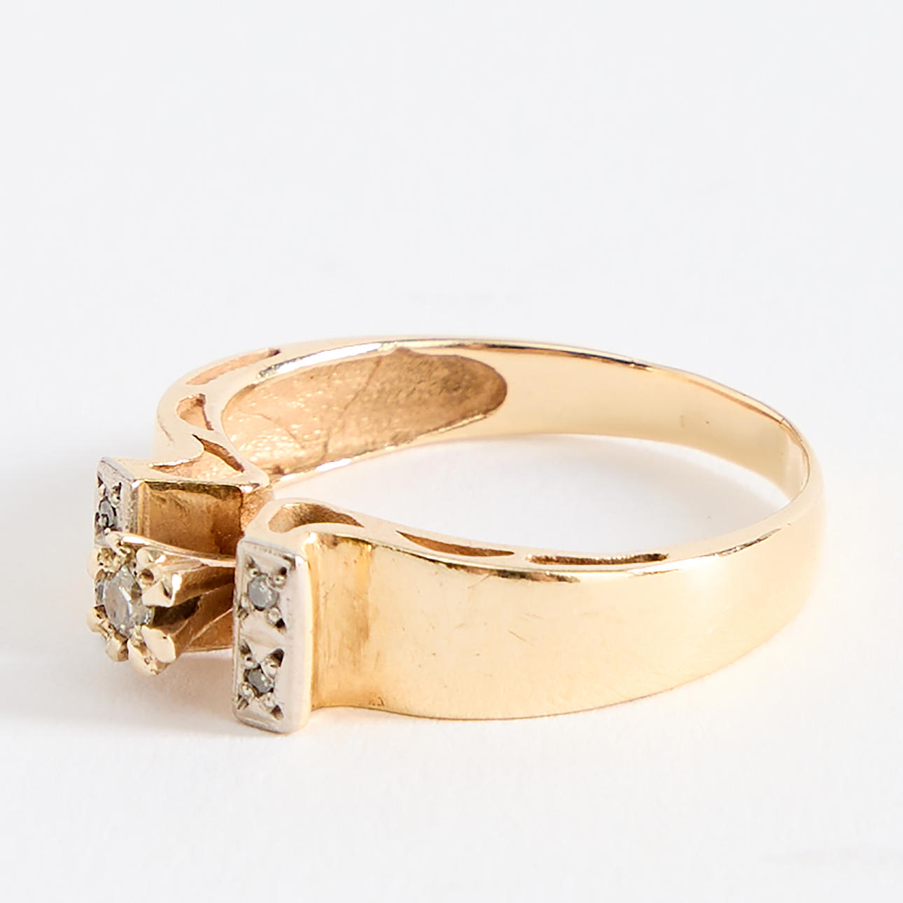 RING, 14K gold and brilliant-cut diamonds.