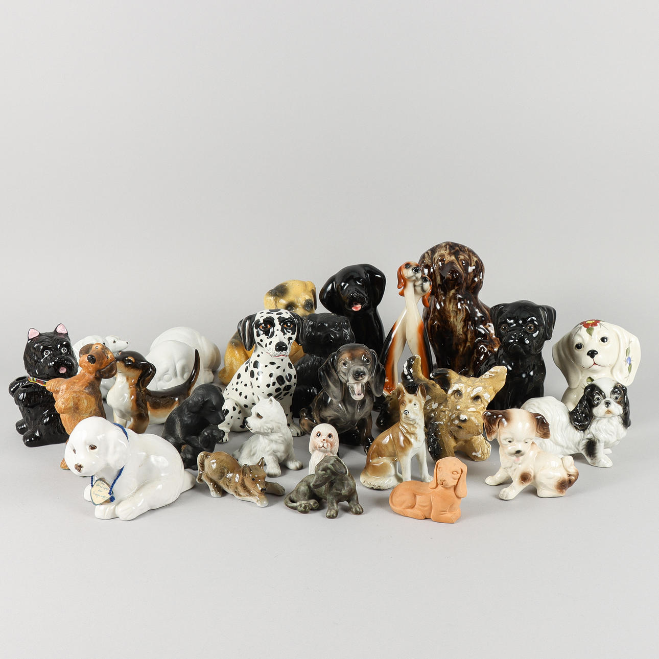 HUNDFIGURINER olika material, mest porslin.
