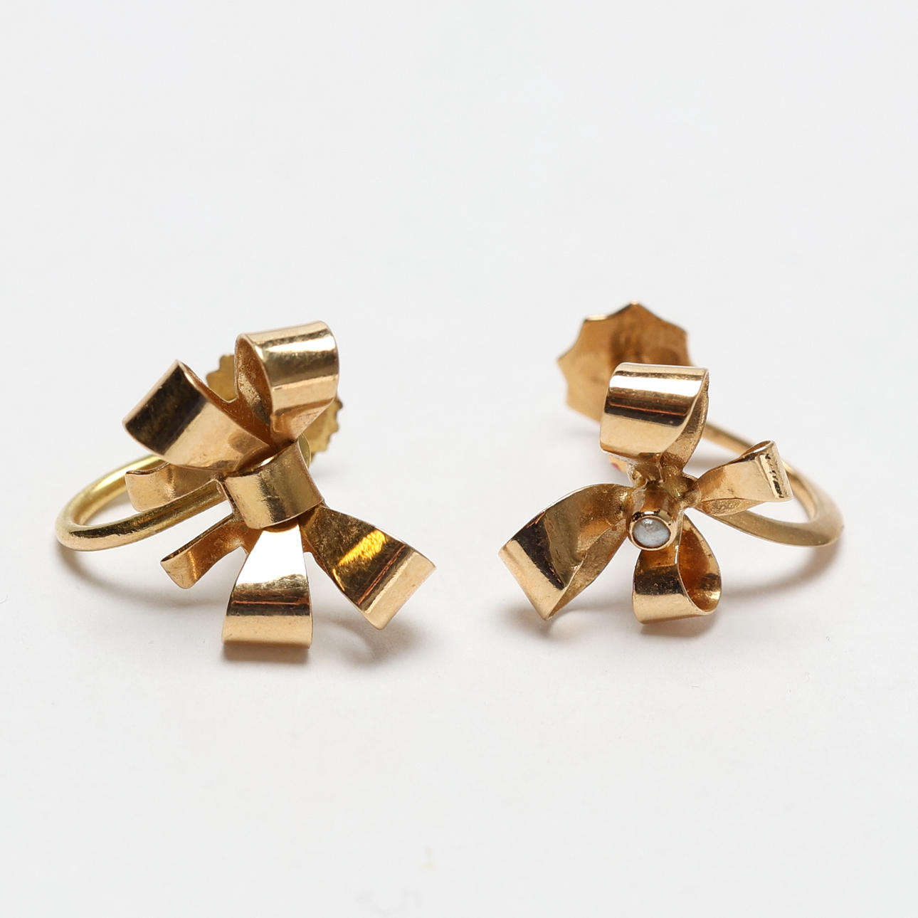EARRINGS. 2 similar, 18k, weight approx. 2 g.