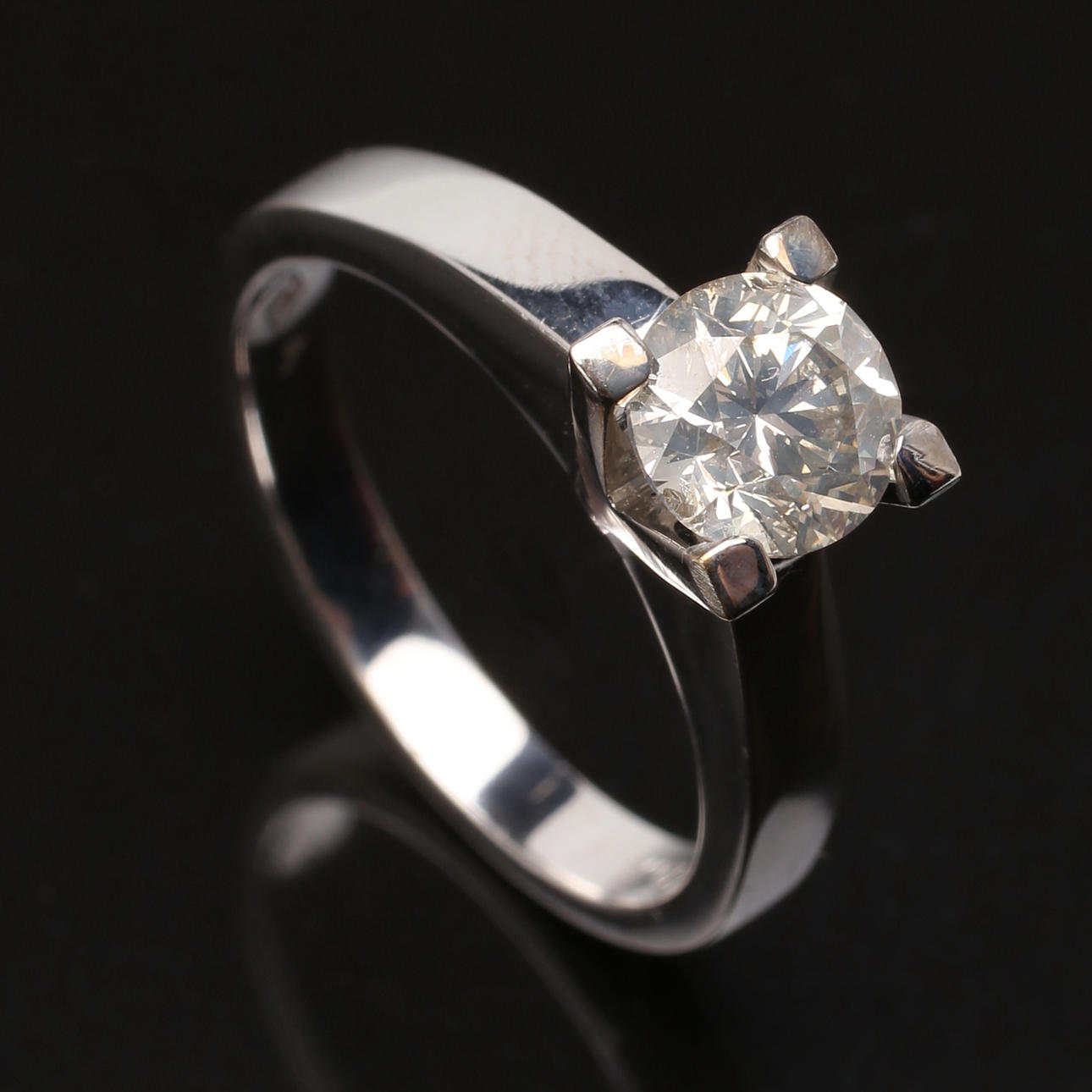 SOLITÄRRING i 18K vitguld med diamant 0,90 ct.