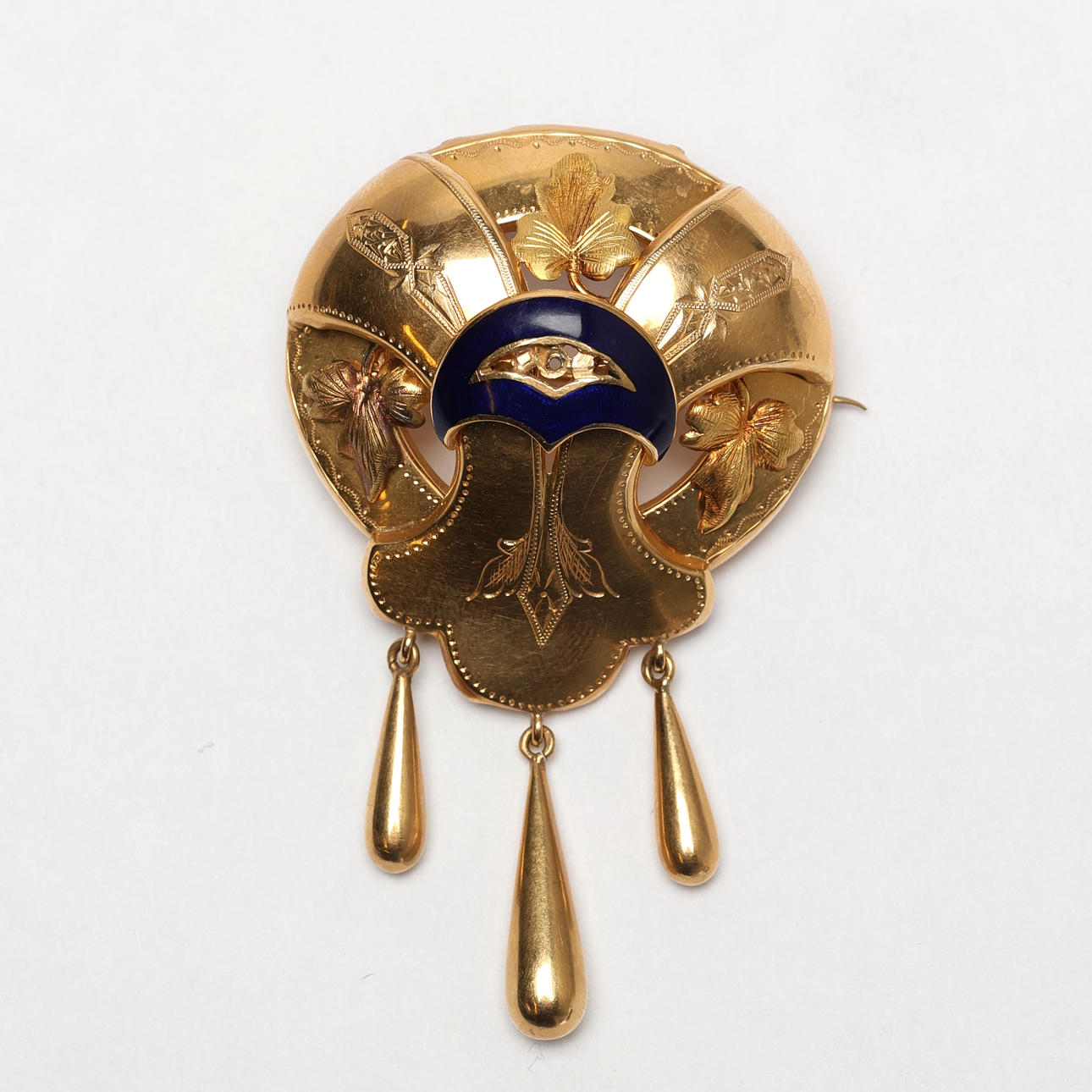 BROSCH. 18k guld, emaljerad dekor, vikt ca 9,9 g.