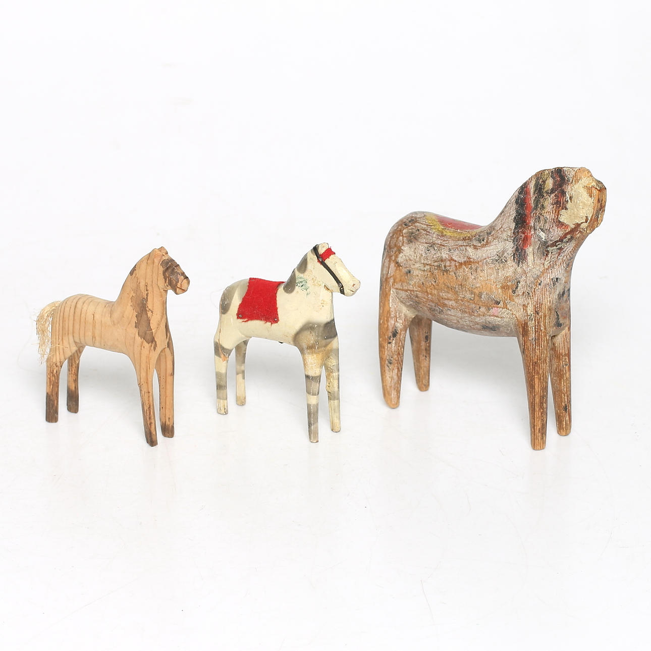 DALAHÄST och LEKSAKSHÄSTAR, 3 st, trä, allmoge, 1800- respektive tidigt 1900-tal.