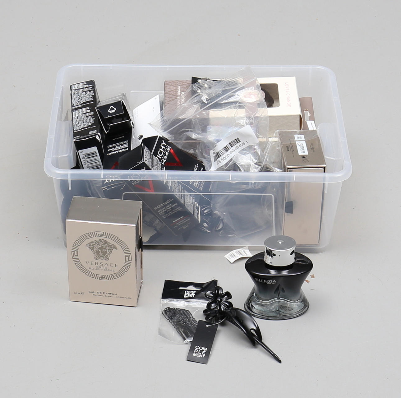 PARTI SKÖNHETSPRODUKTER, bl a Versace och Vichy Laboratories.