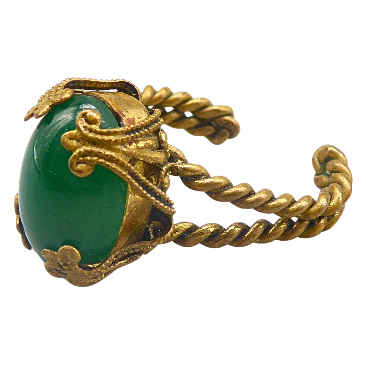 RING WITH GREEN STONE.