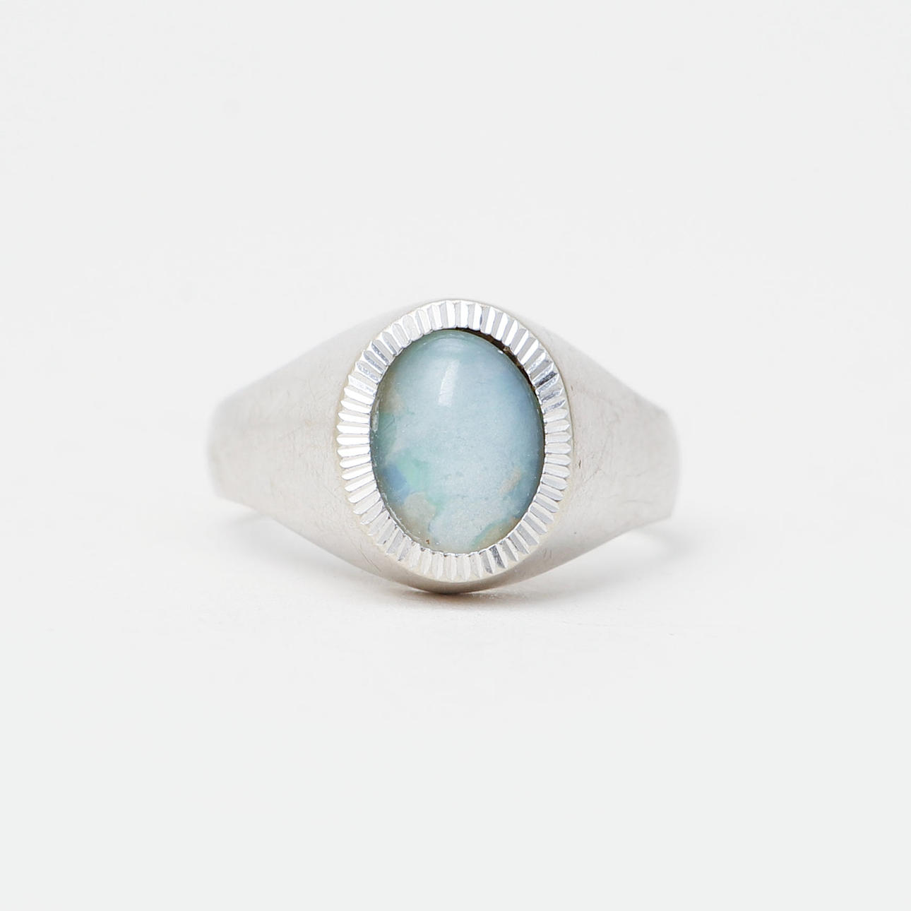 RING, 18k vitguld samt cabochonslipad sten. Vikt ca 4,2 gram.