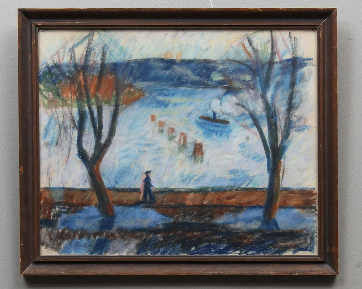 GÖSTA LINDSTRÖM. Strandpromenad med promenerande par samt ångbåt. Pastell. Signerad G.Lindström.