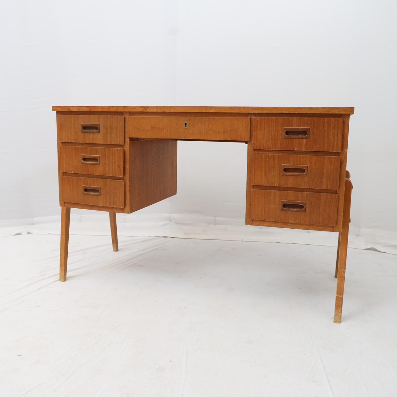 SKRIVBORD, 1950-1960-tal, teak.