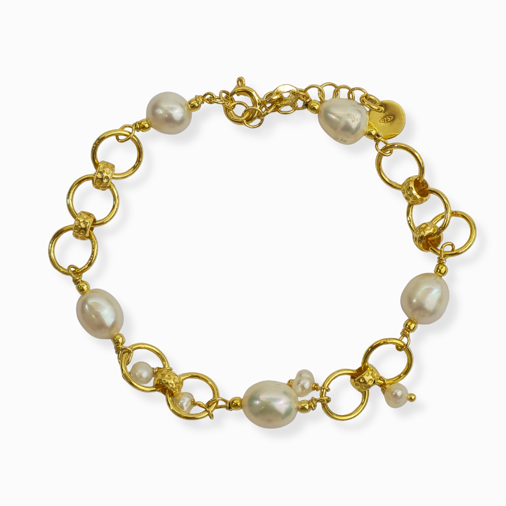 Armband i silver med odlade pärlor.