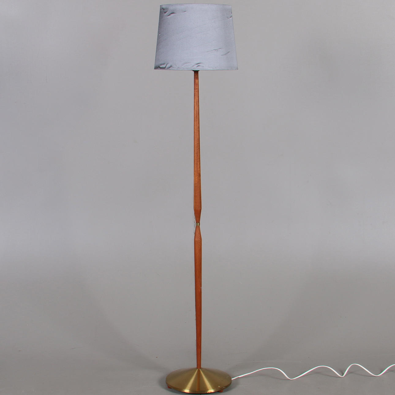 GOLVLAMPA, teak med mässingsfot, 1900-talets mitt.