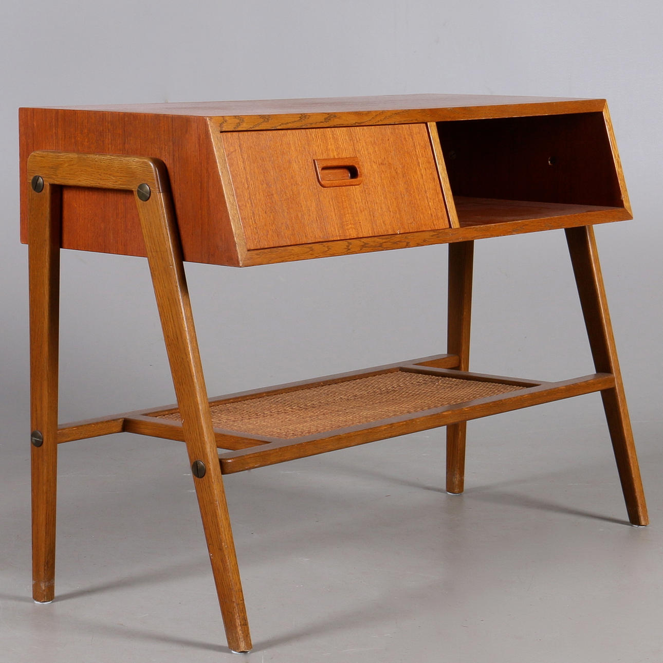 TELEFONBORD, teak och rotting, Three men. 1900-talets mitt.