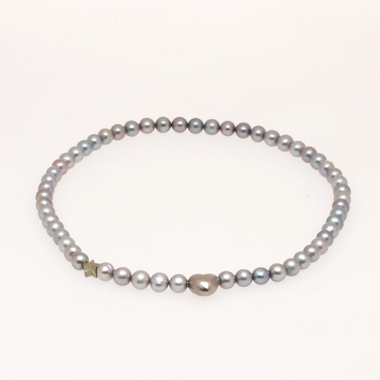 OLE LYNGGAARD. Pärlcolliér med lås 18K vitguld.