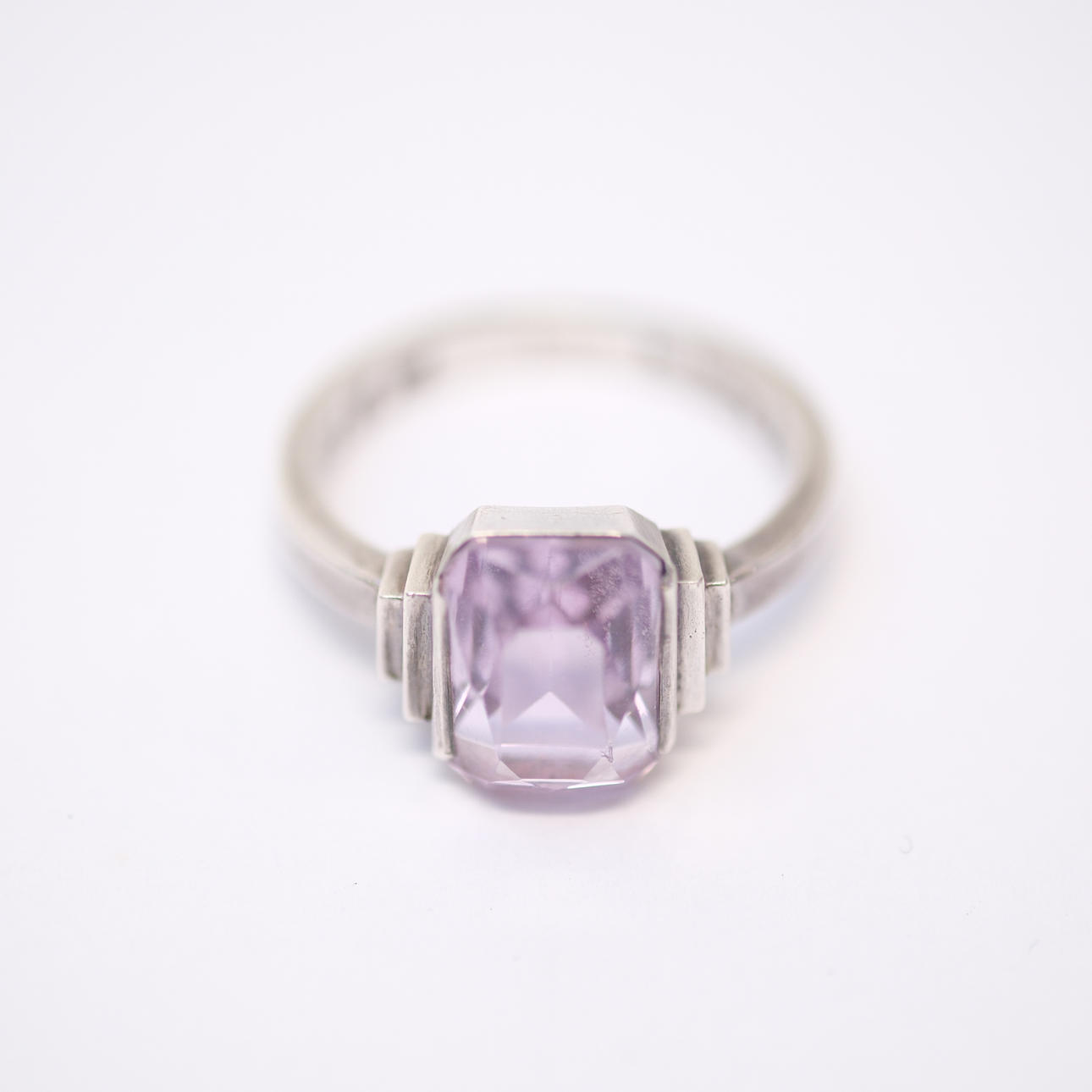 WIWEN NILSSON. RING MED AMETIST, SILVER.