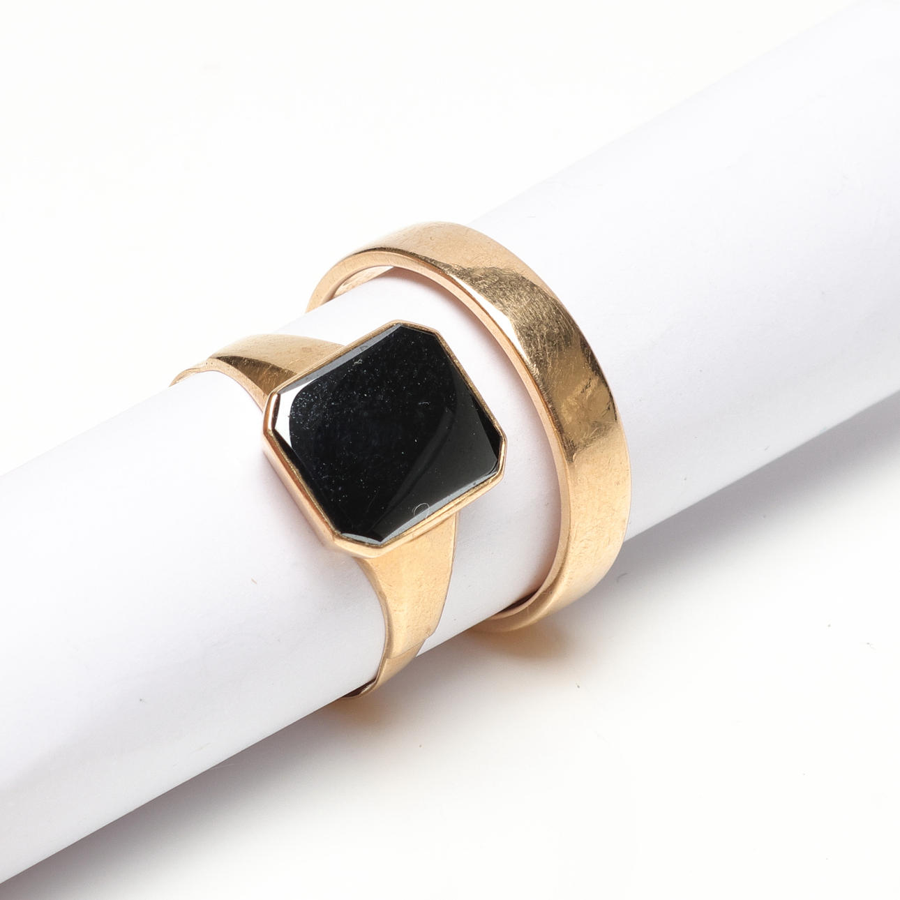 2 RINGAR, 18K, Guld, vikt cirka 9,7 gram.
