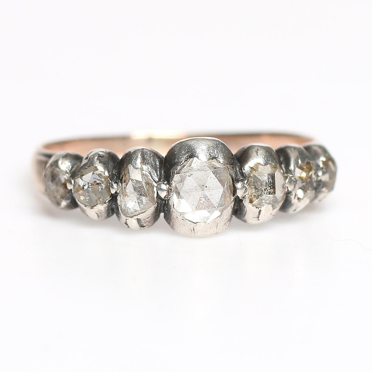 RING, 9k guld med 7st rosenstenar, 18/1900-tal. Vikt 2 gram.