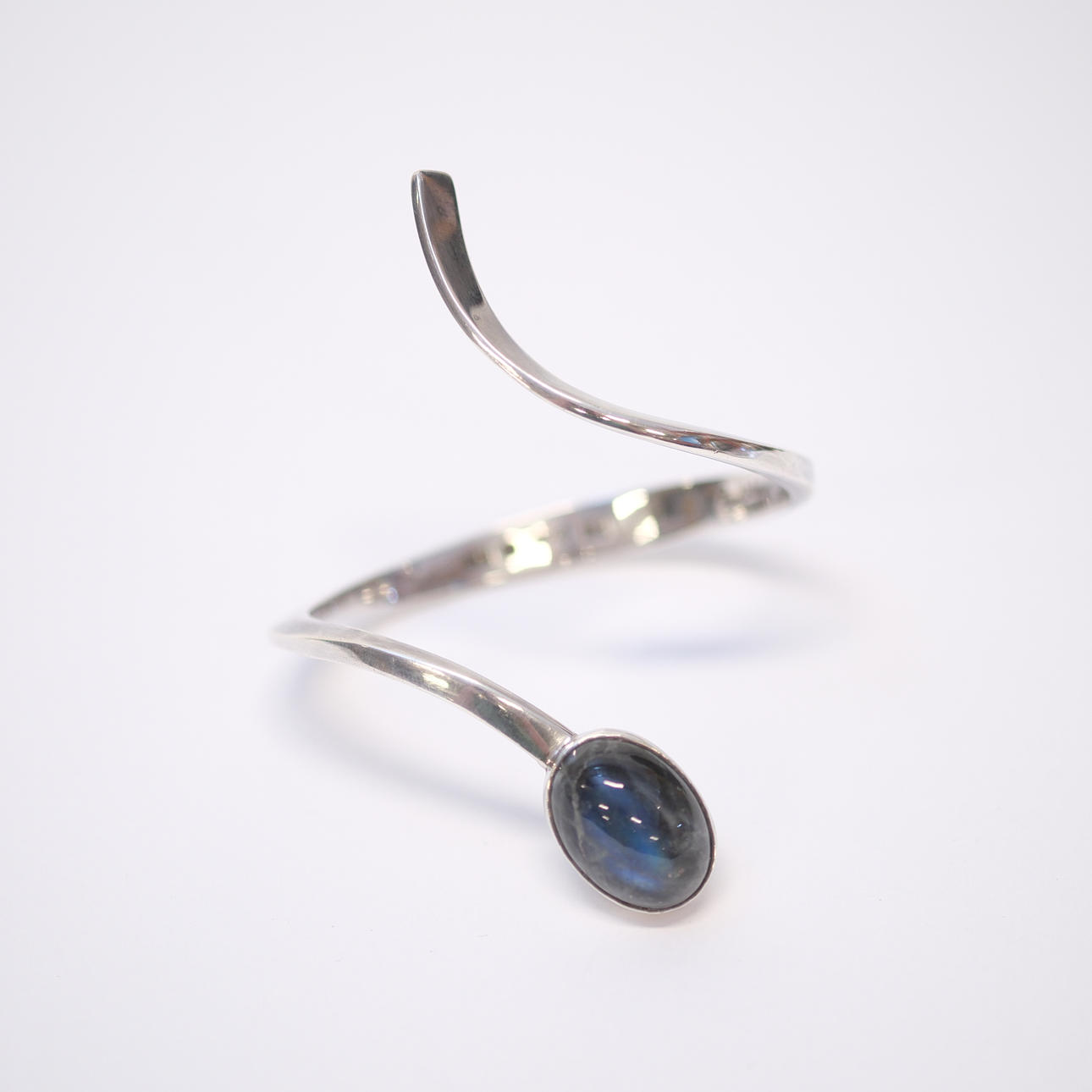 RAY URBAN. ARMRING MED STEN, SILVER.