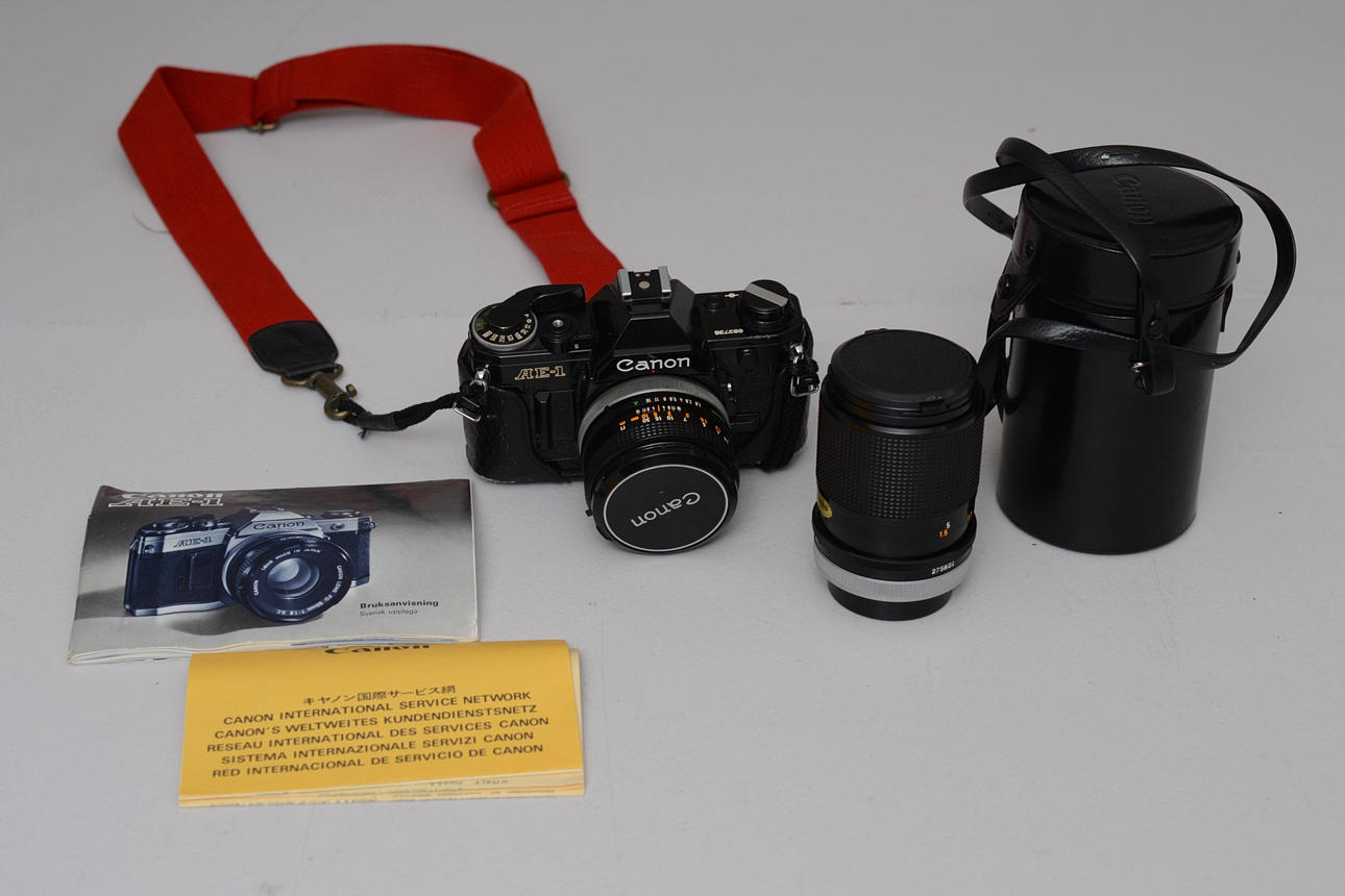 Canon AE1 med optik 50 mm 135 mm.