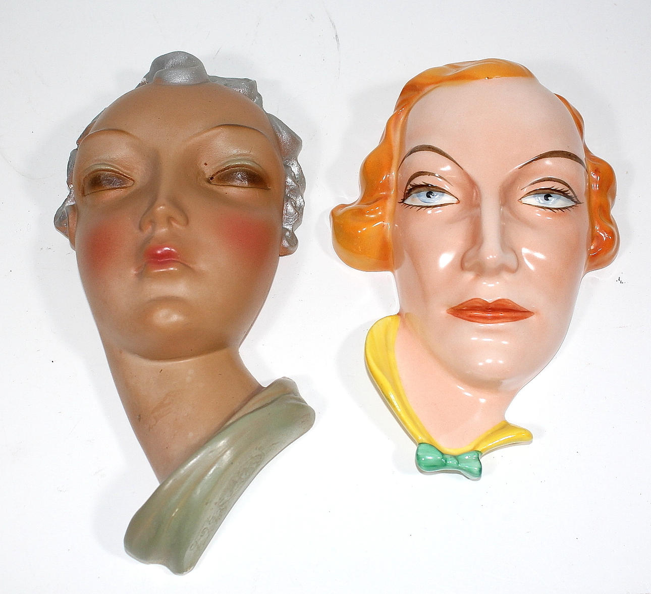 VÄGGFIGURINER, 2 st, porslin och gips.