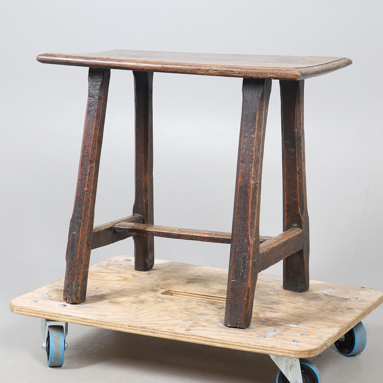 A RUSTIC OAK TABLE. Furniture - Tables - Auctionet