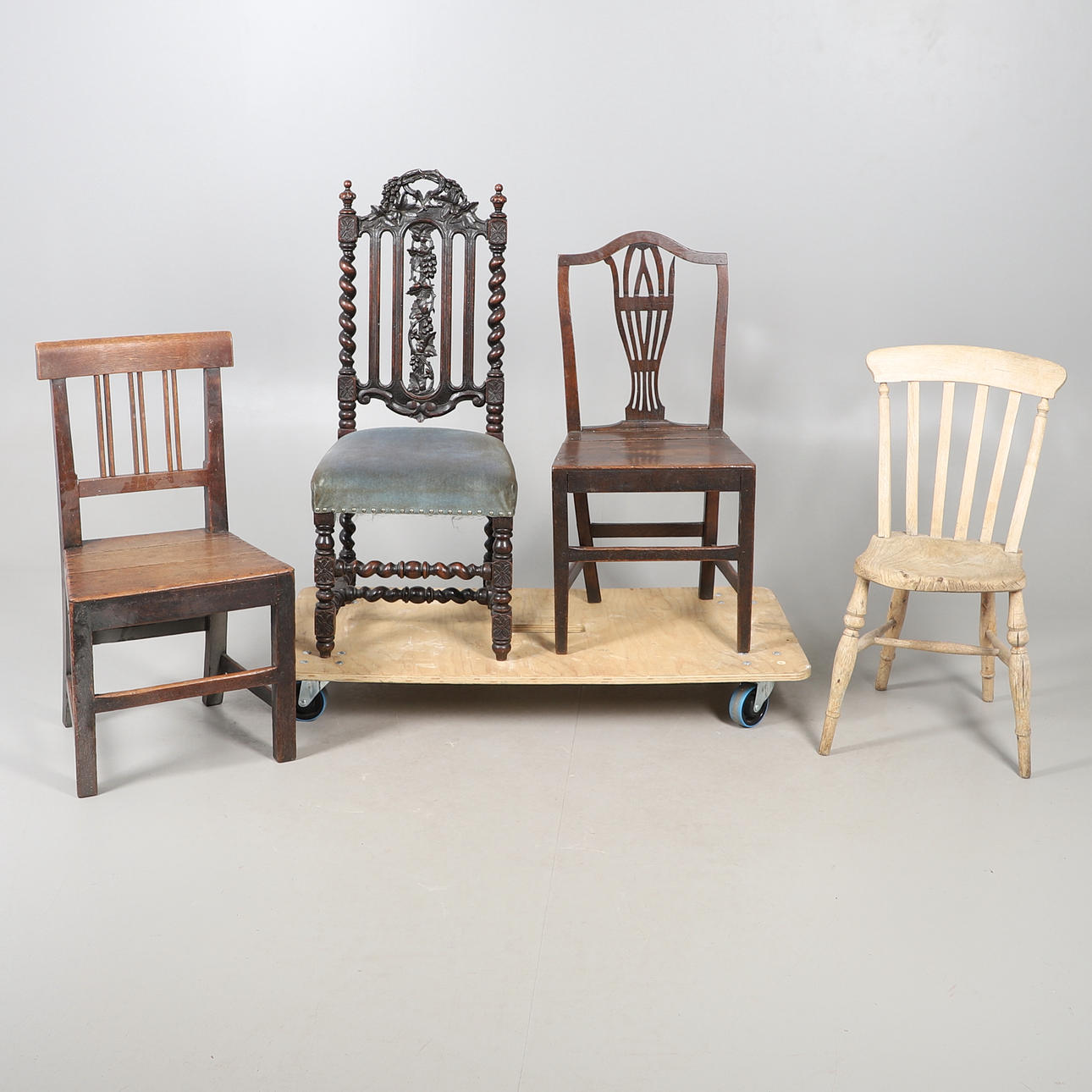 FOUR ASSORTED CHAIRS. Furniture - Armchairs & Chairs - Auctionet