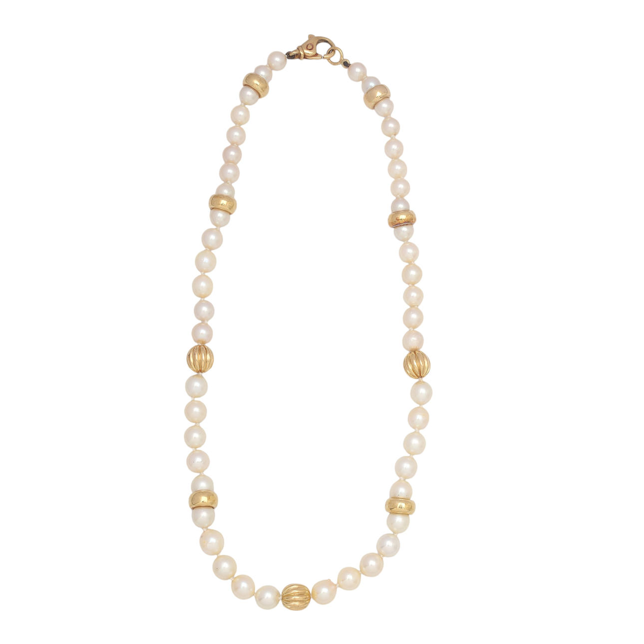 Pearls and gold beads choker.