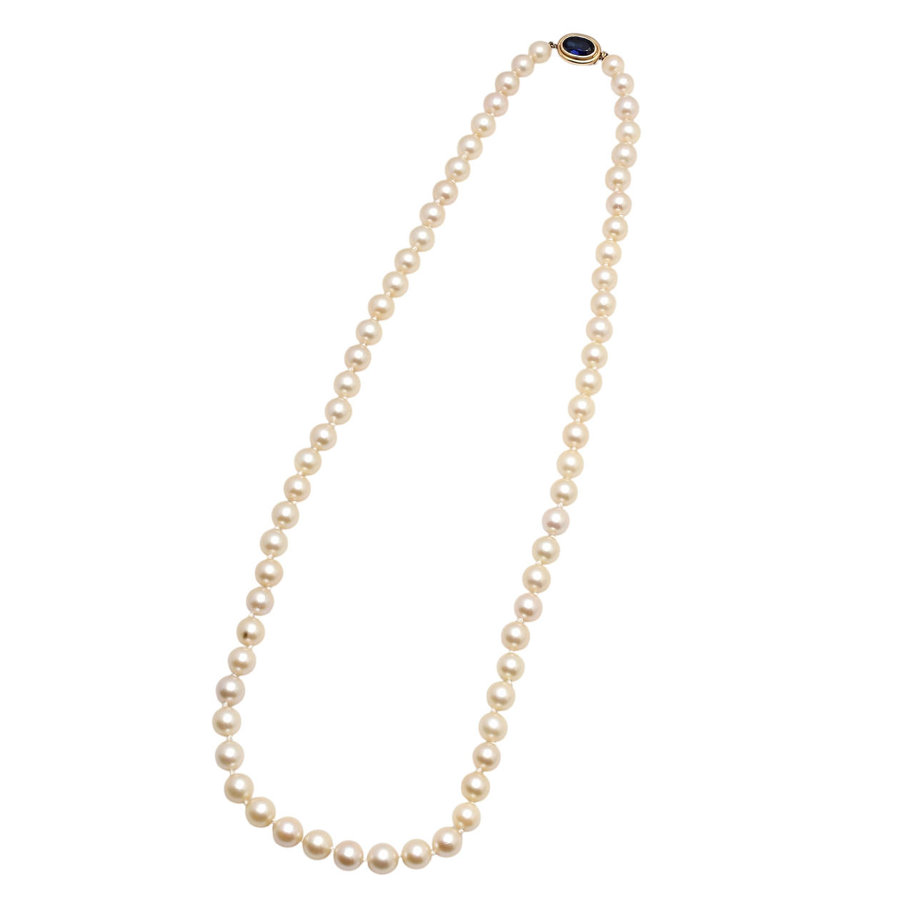 Pearls choker with sapphire clasp.