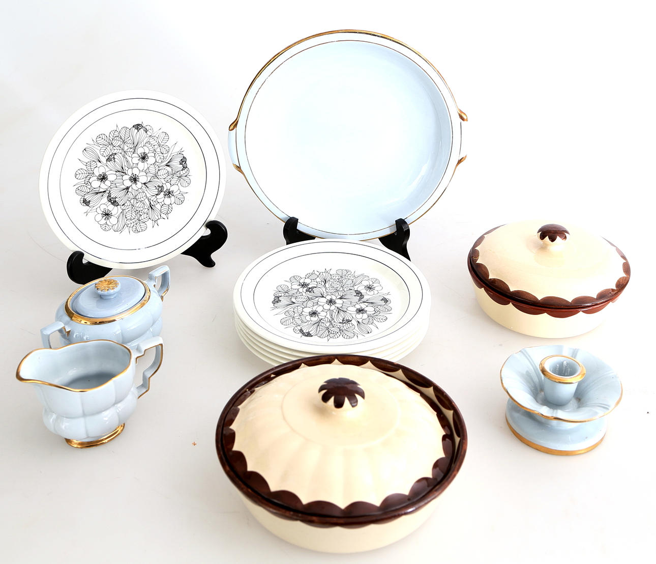 TALLRIKAR samt SERVISDELAR, 14 st, keramik och porslin, Arabia samt "Grand" Gefle, 1900-tal.