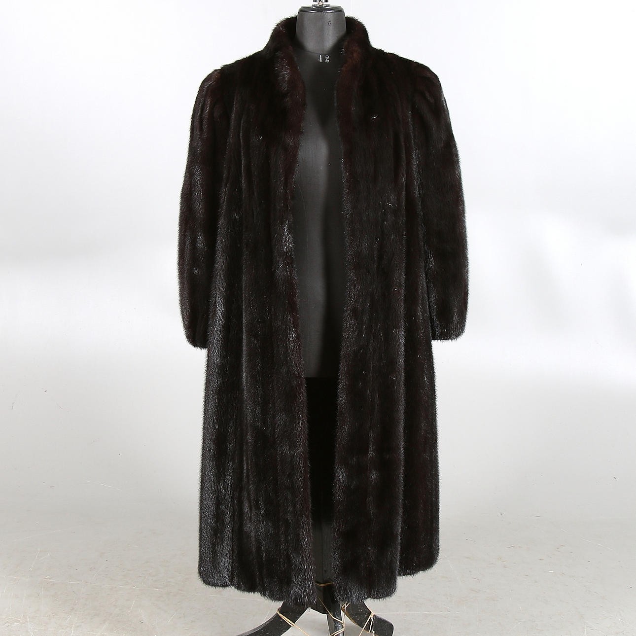 PÄLSKAPPA och PANNBAND, helryckt mink, Saga Mink, Pälsmarknaden Sophie Ericsson, Stockholm, 1900-tal. Strl. 40.