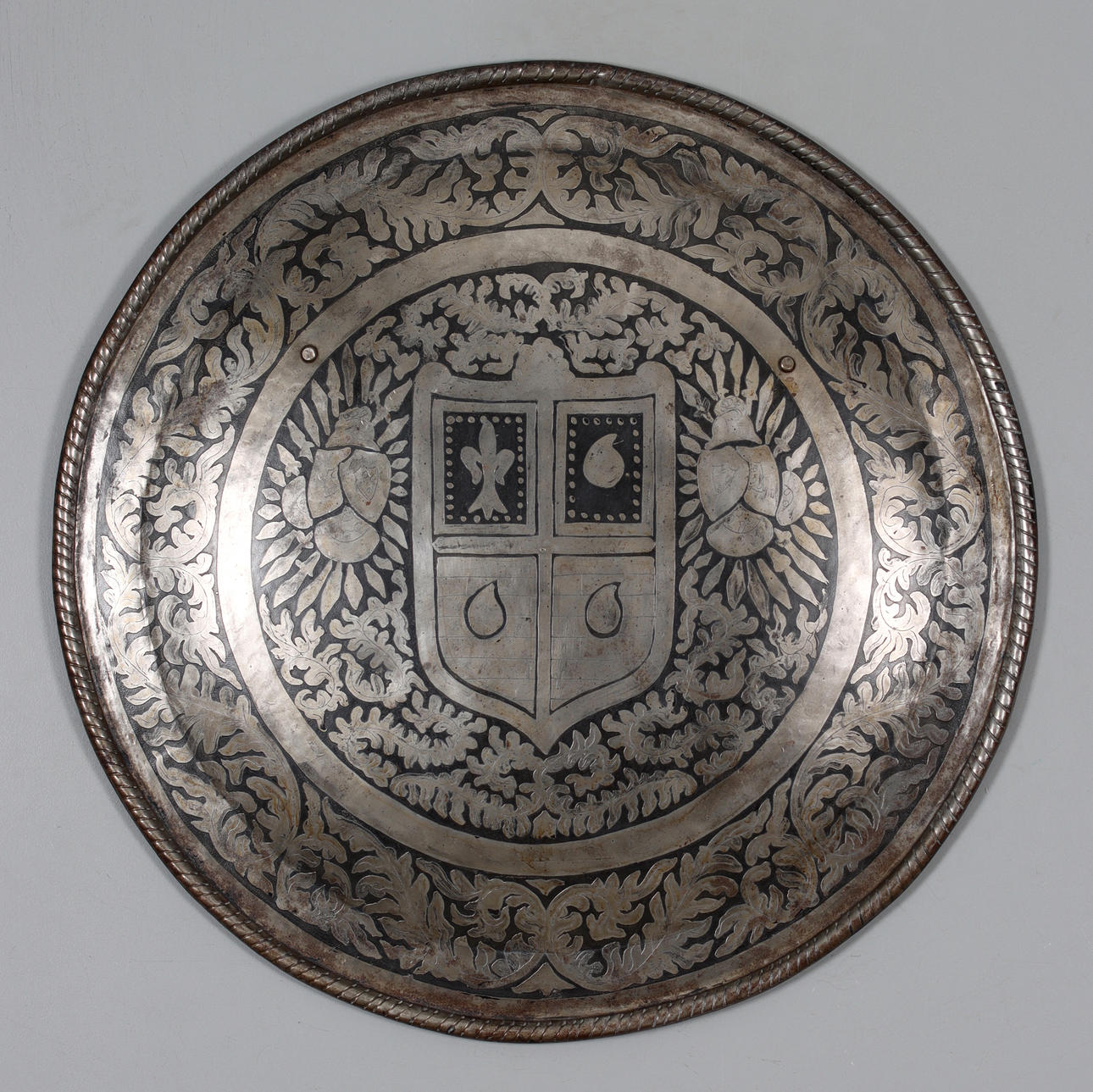 DEKORATIONSSKÖLD, metall, 1900-tal.