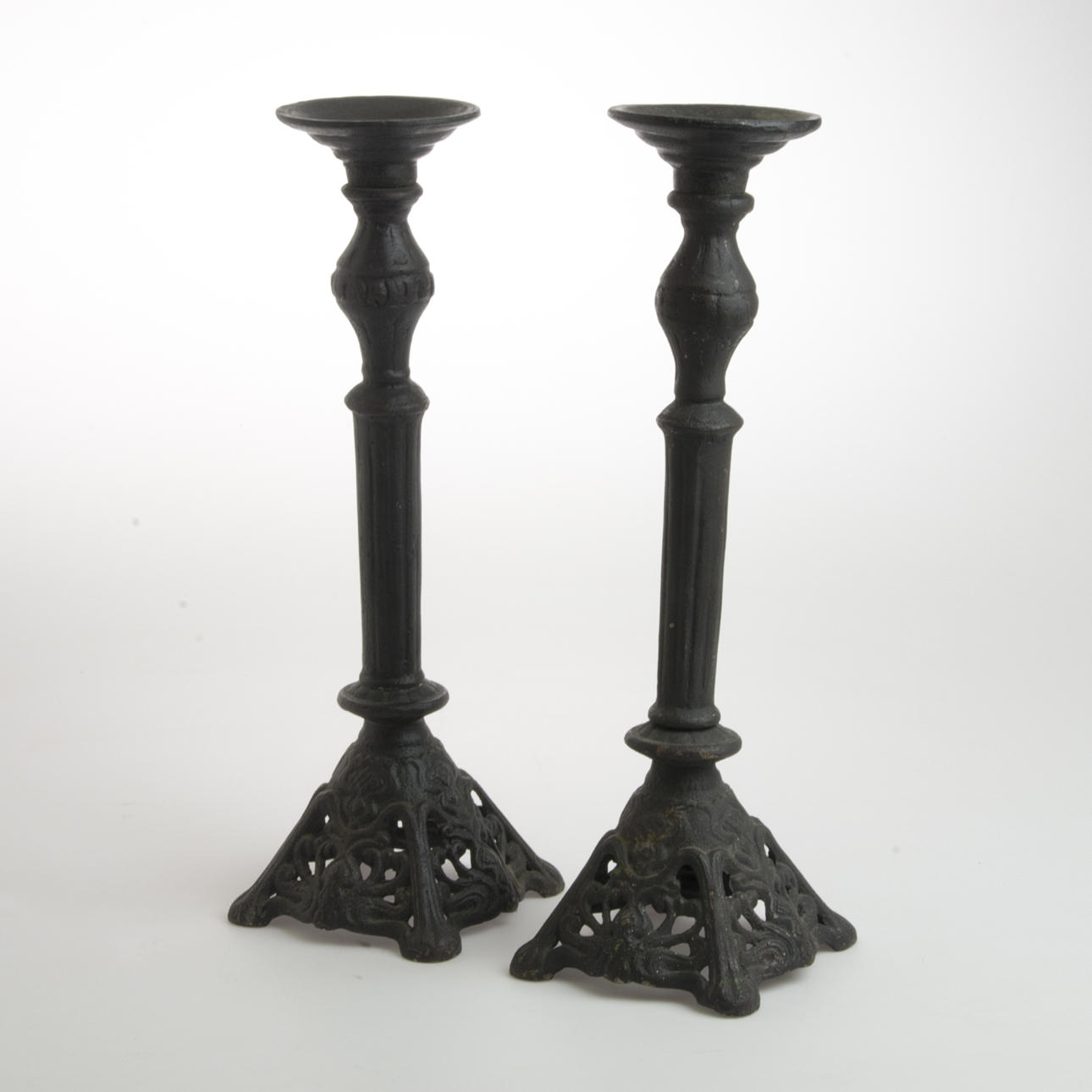 LJUSSTAKAR, 1 par, gjutjärn, samtida.